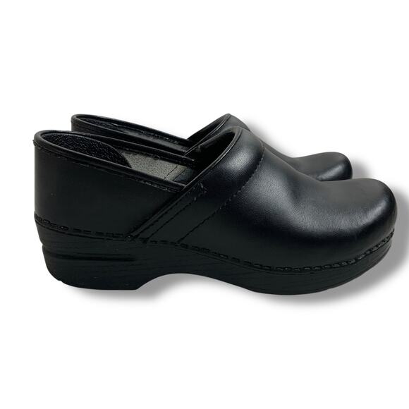 Dansko Clogs Closed Back Black Leather Size 39 US 8.5 - Picture 1 of 10
